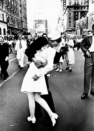 the-kiss-wwii.jpg